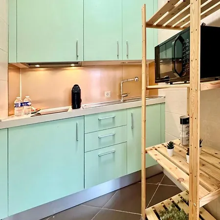 דירה Charming 1br With Outdoor Space *