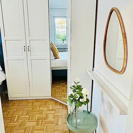 Charming 1br With Outdoor Space Lägenhet