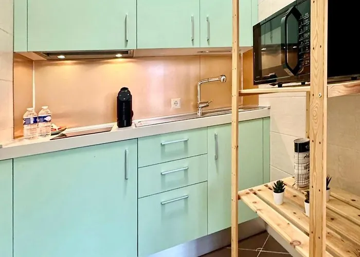 Апартаменты Charming 1br With Outdoor Space *